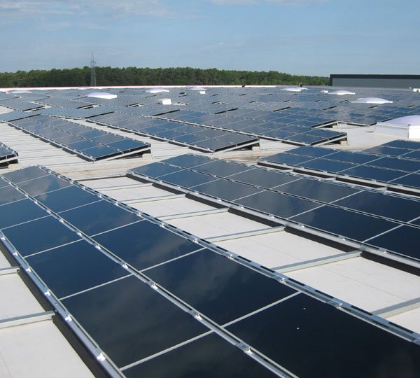 SEGRO's UK installations generate 650,000kWh of electricity each year. Image: SEGRO. 