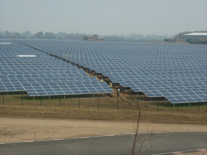 Lark Energy develops UK's 'largest solar farm' 
