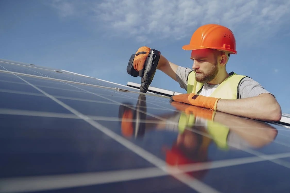 Solar technician installing rooftop PV. Image: Gustavo Fring