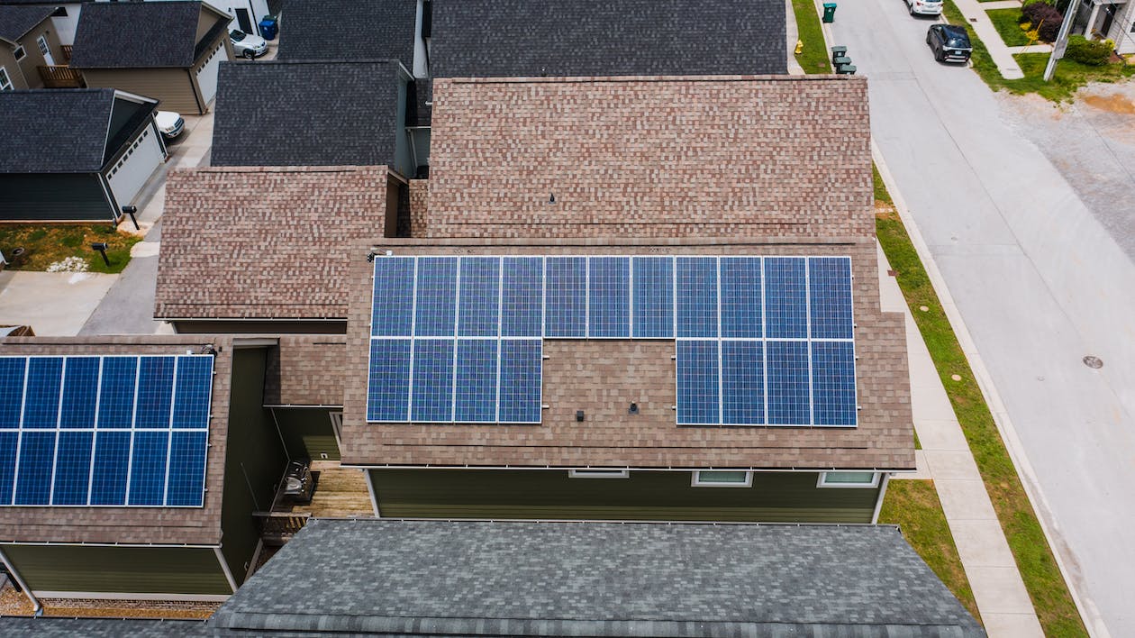 Rooftop solar panels. Image: Kelly via Pexels