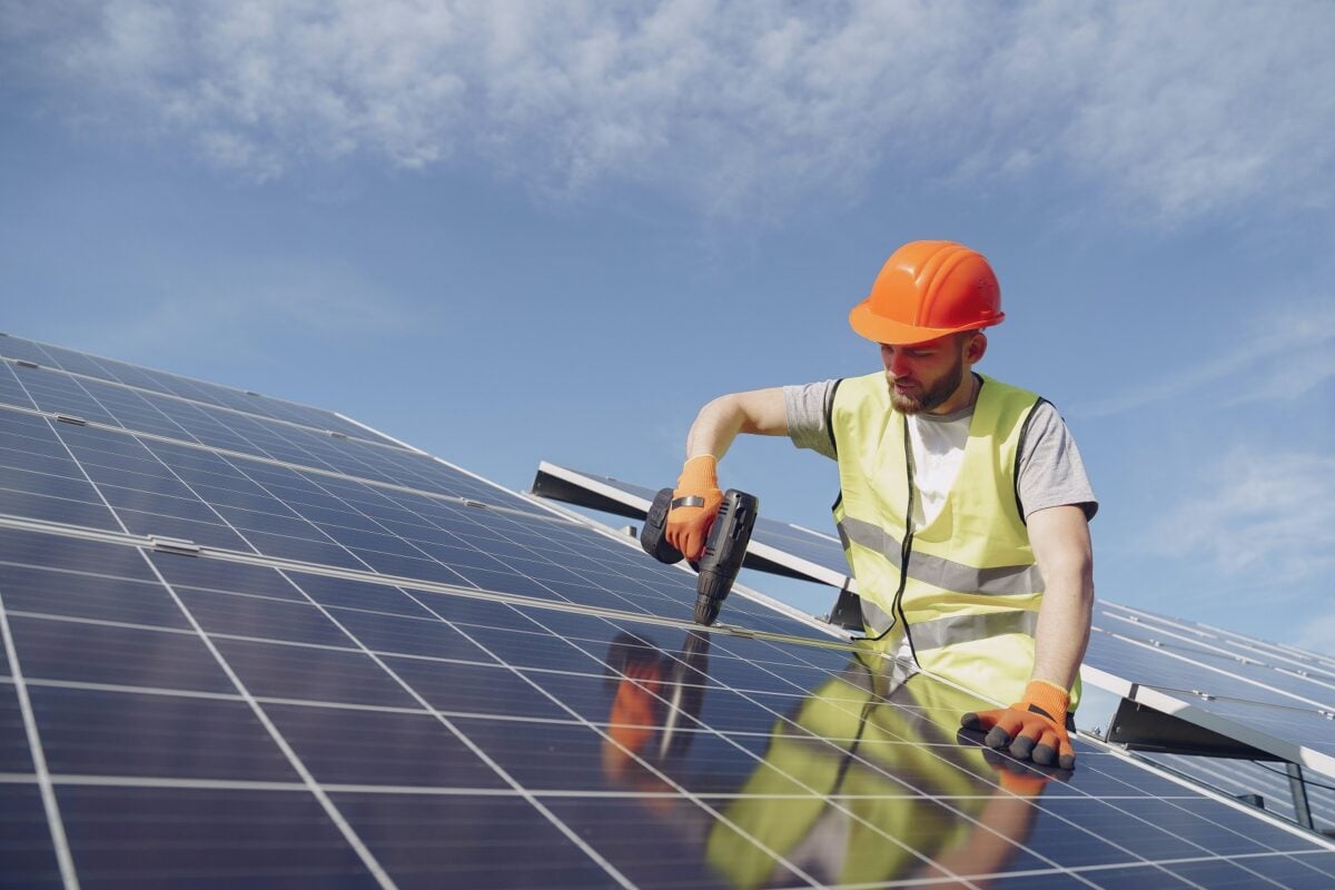 A solar panel installer. Image: Gustavo Fring via Pexels