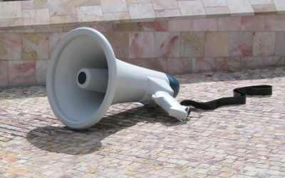 1024px-SimonPerryMegaphone