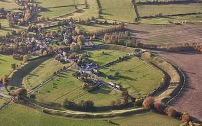 512px-Wiltshire-Avebury_wikimedia