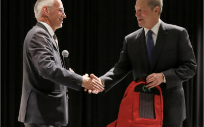 Al_Gore_receiving_his_solar_powered_backpack