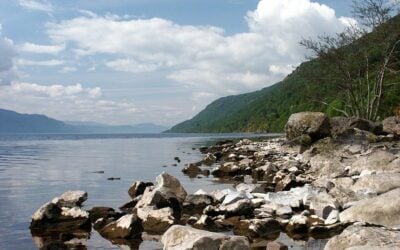 Loch_Ness_Rocks_wikimedia_ben_buxton