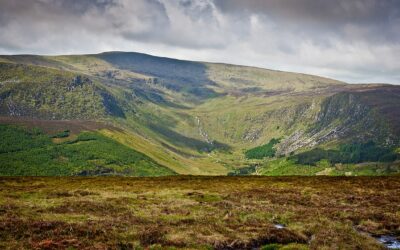 Appears as the trail crests the saddle between Lugduff and Mullacor