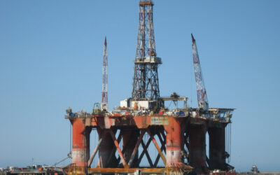 Oil_rig_-_Roger_Alexander_Flickr