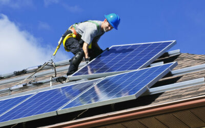Rooftop_solar_installer_-_credit_Greens_MPs_flickr_